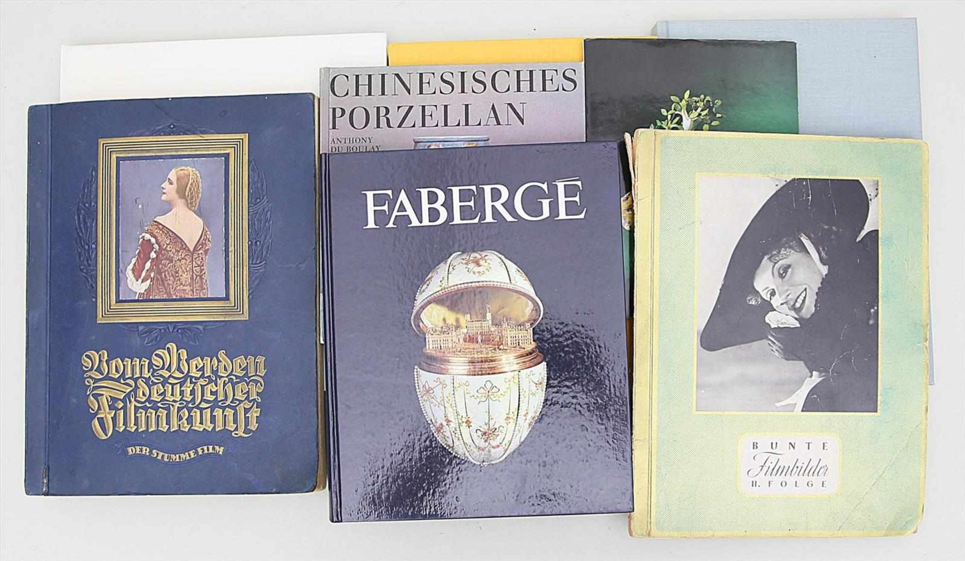 6 Bücher zum Thema Kunst,u.a. zu Fabergé. Beigegeben: 2 Zigarettenbilder-Alben "vom Werden deutscher