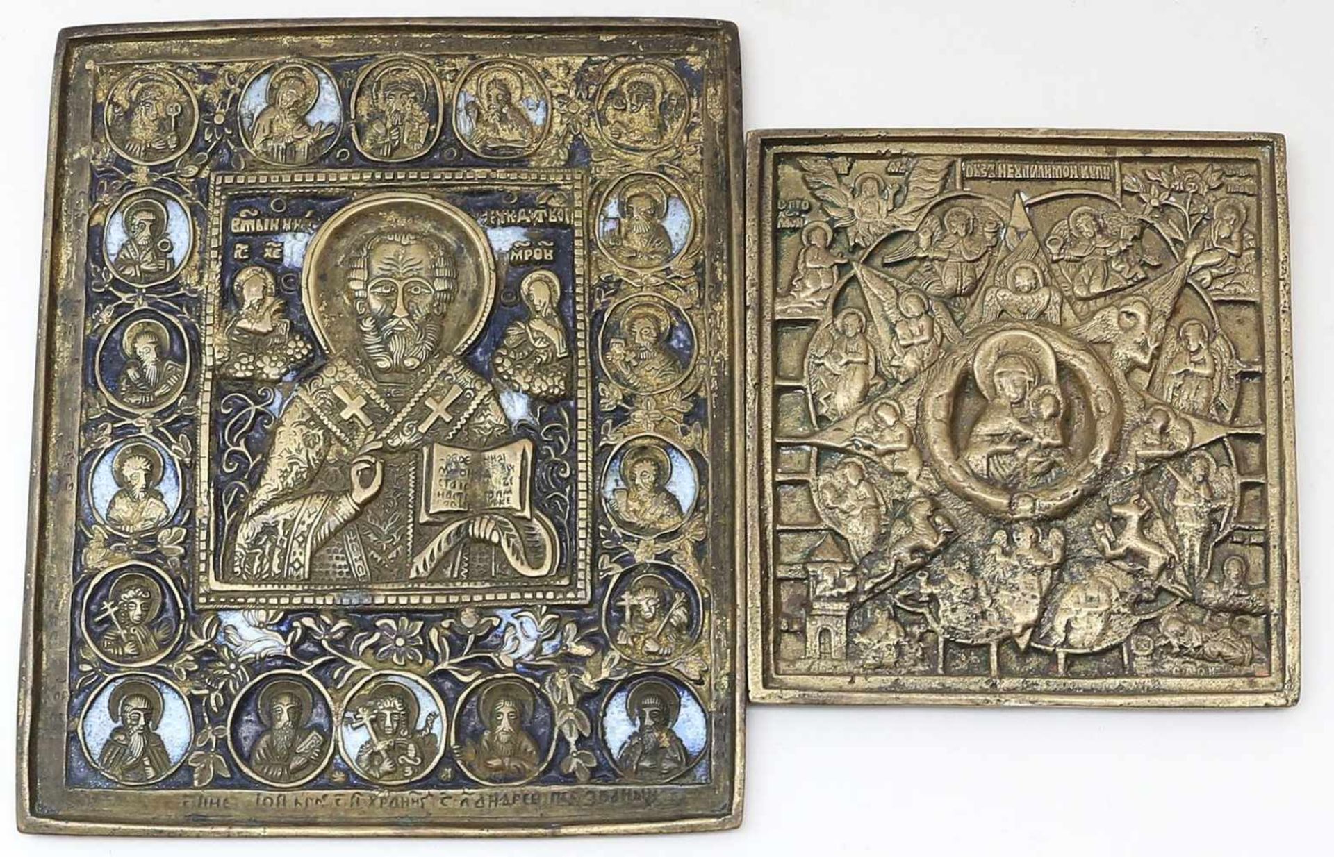 2 Reiseikonen (Russland, 19. Jh.)Bronze mit figürlichem Reliefdekor (1x mit Restemail). D. 10x 9,5