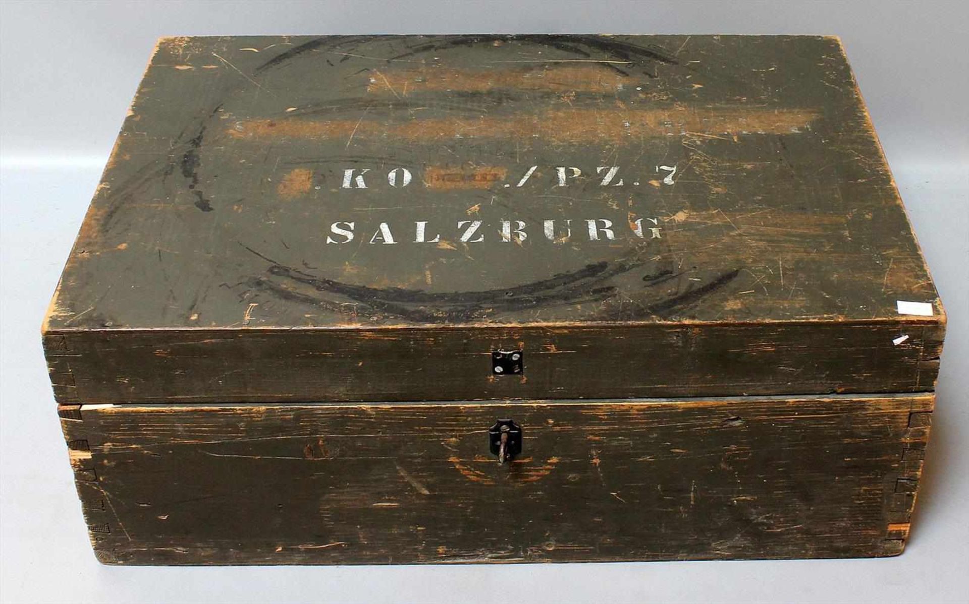 Kiste mit Soldaten-Zubehör, 2. WK.Dabei Stahlhelm, Paar Stiefel, Feldflasche, Gasmasken, Bücher, - Bild 2 aus 2