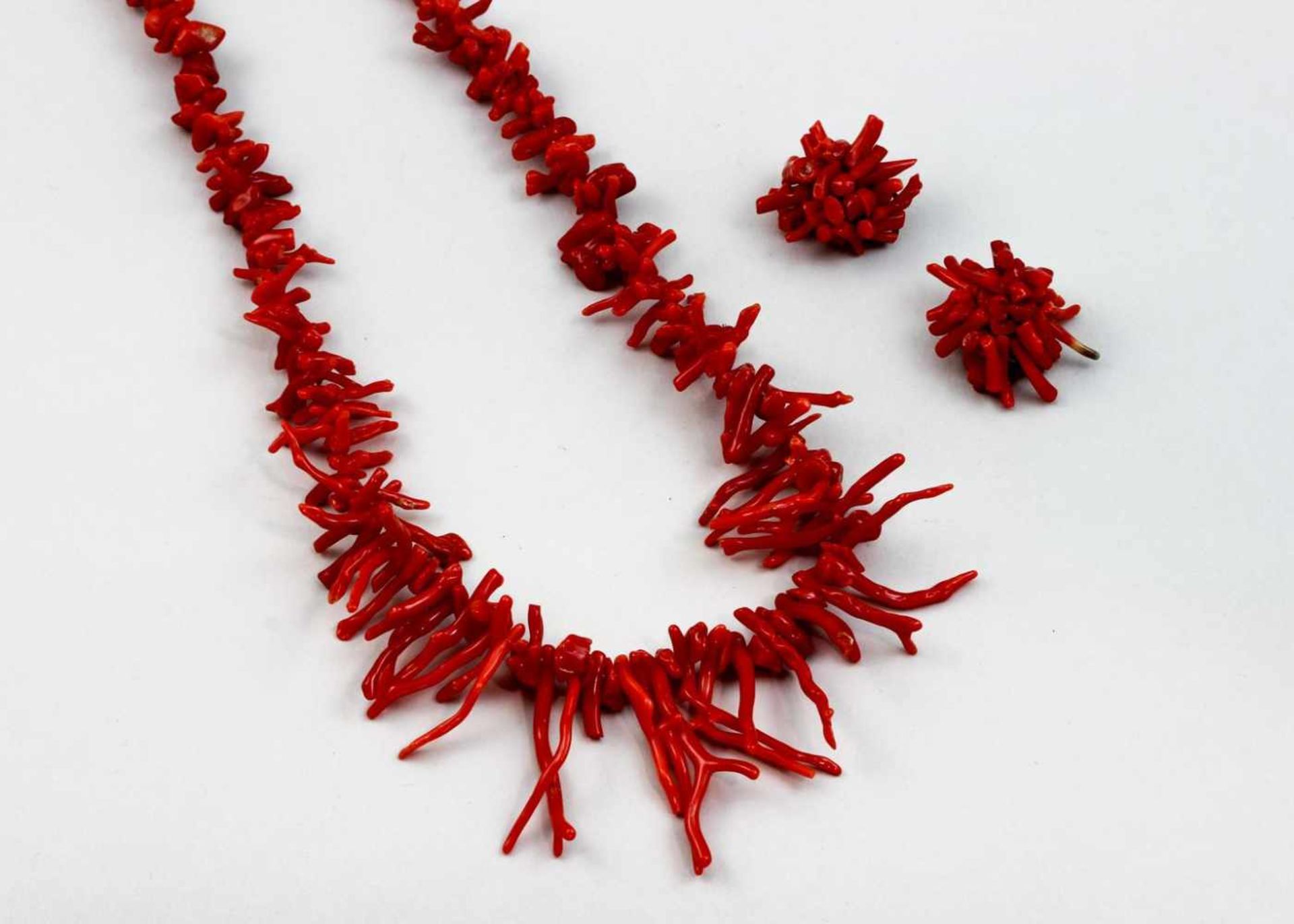 Korallenkette und -ohrclips.Rote Korallenäste und -splitter, L. 4 bis 40 mm, im Verlauf. Doublé-