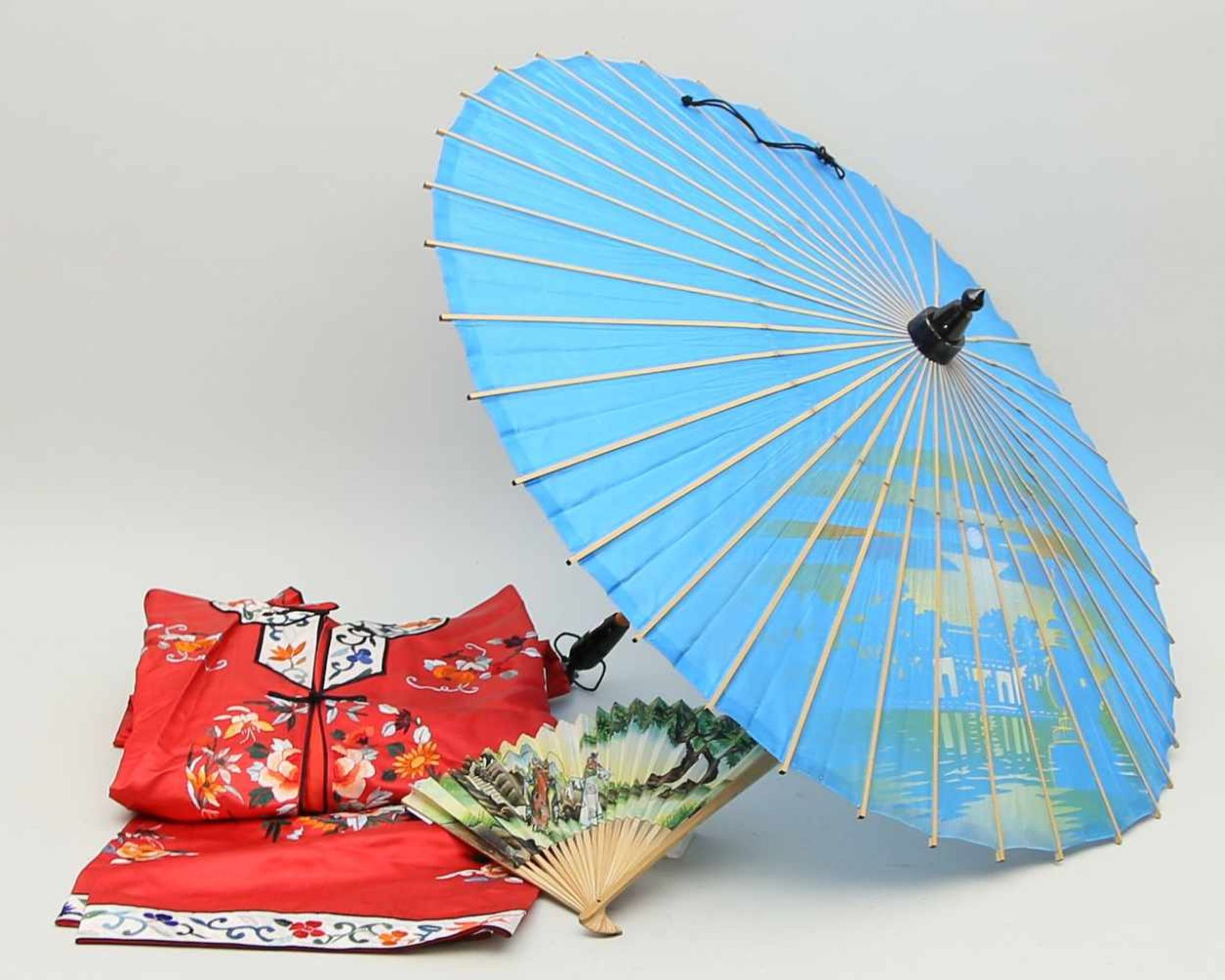 Bestickter Seidenanzug, Sonnenschirm und Fächer.Verschiedene Materialien und Ausführungen. China.