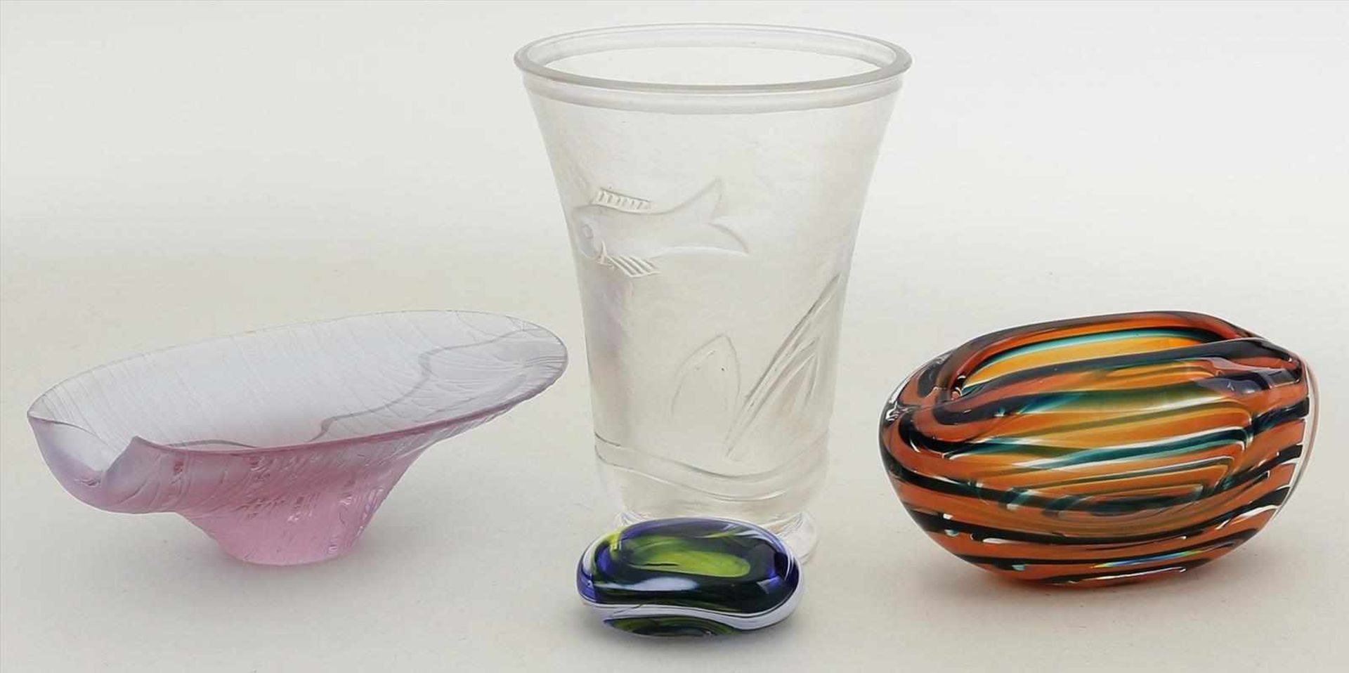 Vase, Zierobjekt und 2 Schalen.Farbloses, matt geätztes Glas mit geschliffener Unterwasserwelt