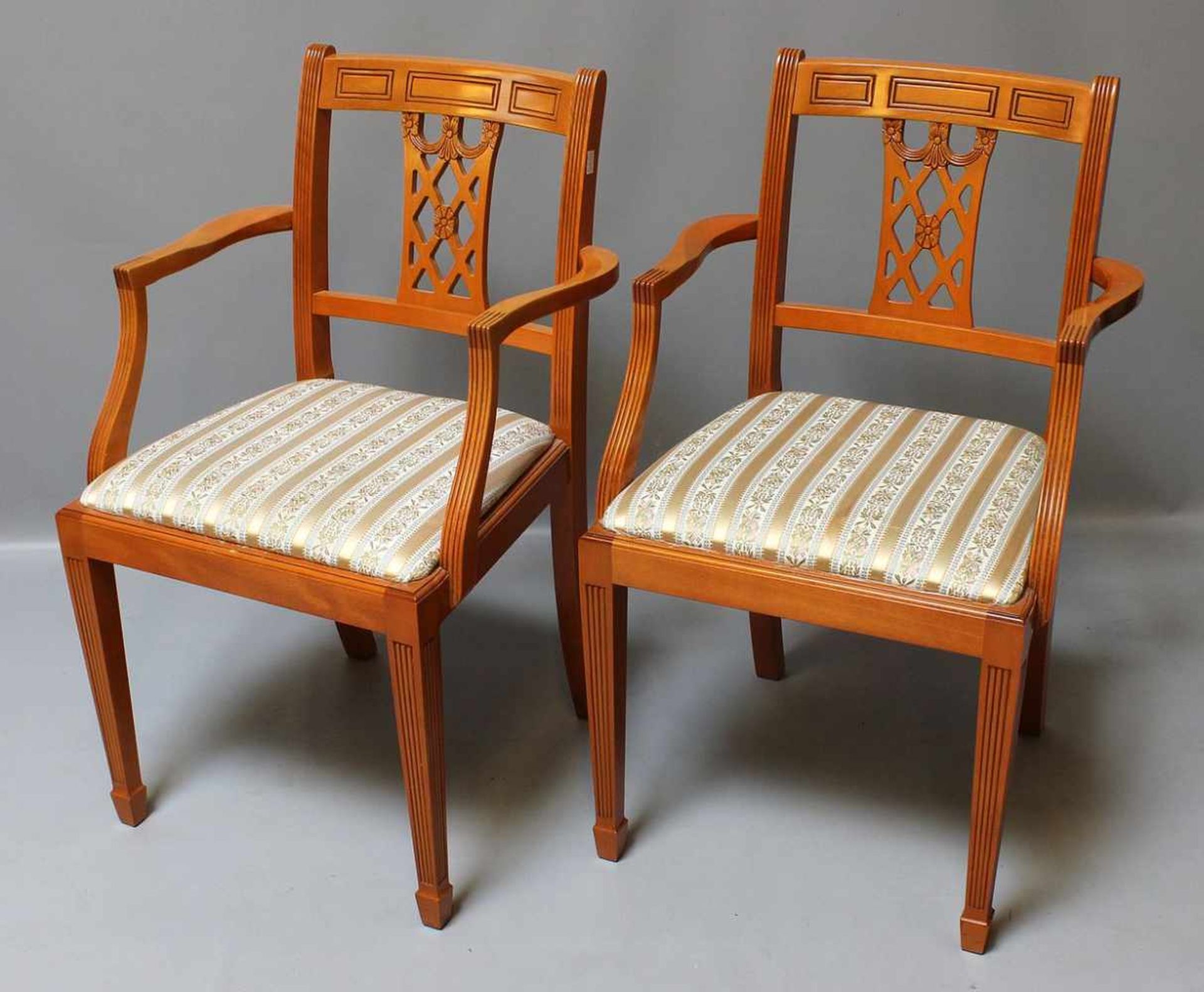 Esstisch mit 8 Stühlen.Eibe. Kannelierte, konische Beine, Sitzflächen der Stühle (2x mit - Bild 3 aus 3