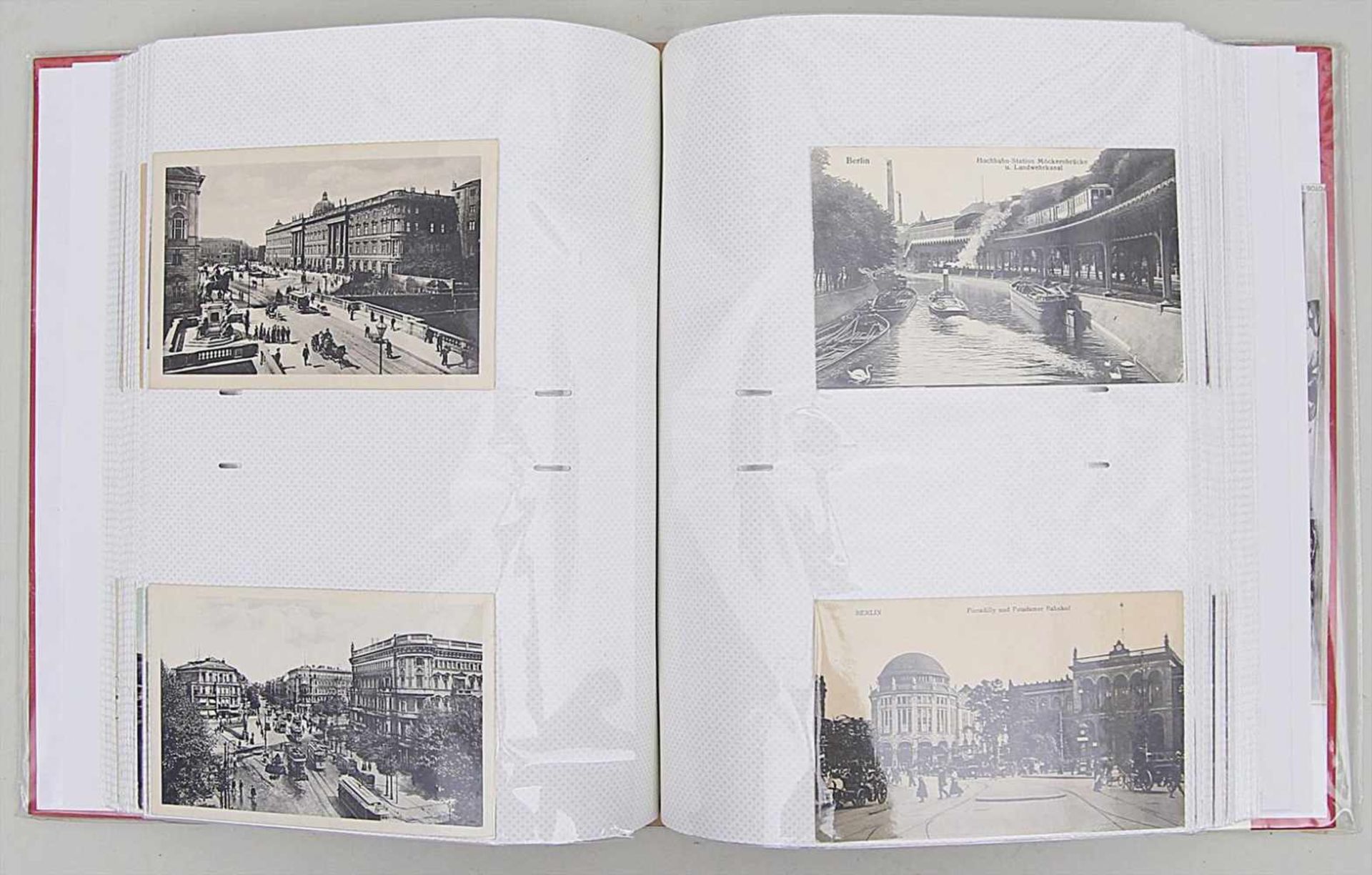 Album mit 150 alten Postkarten,meist lithograpahierte Ansichten, aber alles Berlin. 1. Hälfte 20.