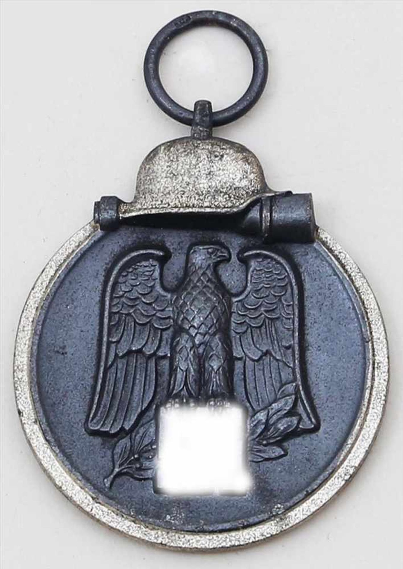 So genannte "Ostmedaille",zur "Winterschlacht im Osten 1941/42". Stärkere Gebrauchsspuren,