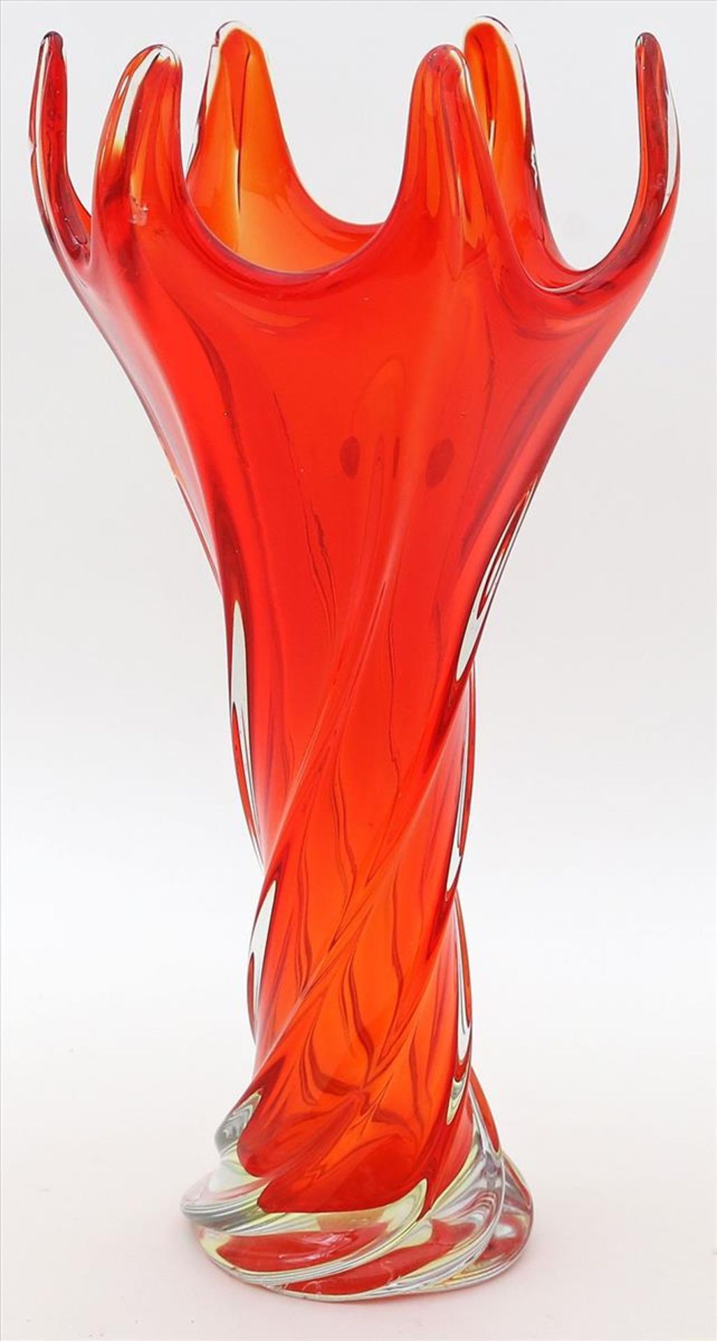 Große Vase.Farbloses Kristall mit rotem Innenüberfang. Murano, Mitte 20. Jh. H. 41 cm.