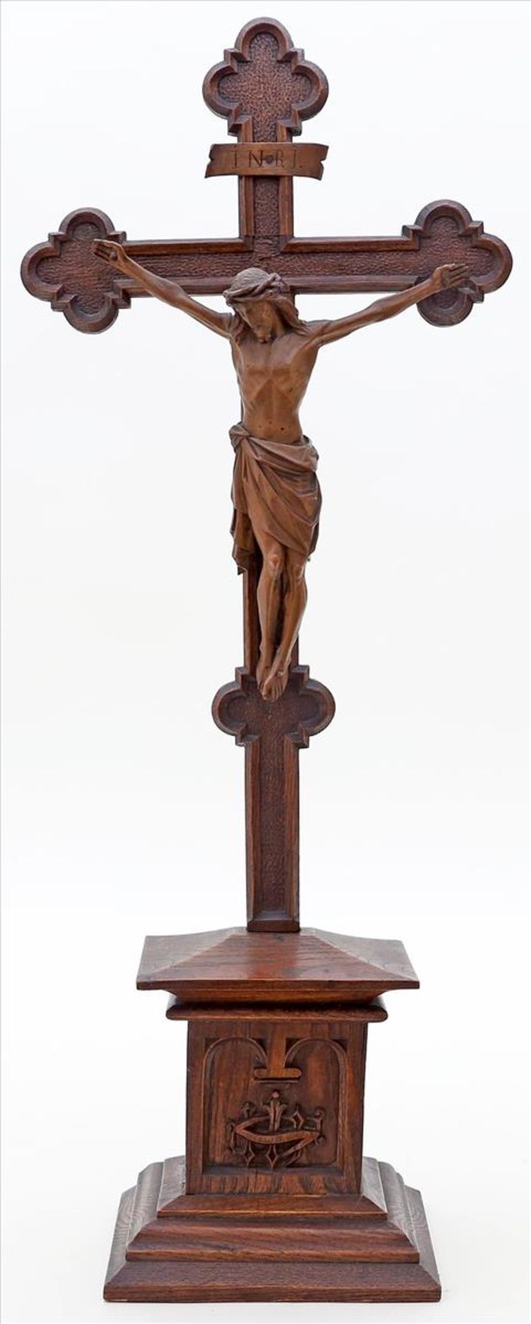 Standkruzifix.Eiche, braun gebeizt. Geschnitzter Christus an detailiert gearbeitetem Kreuz und mit