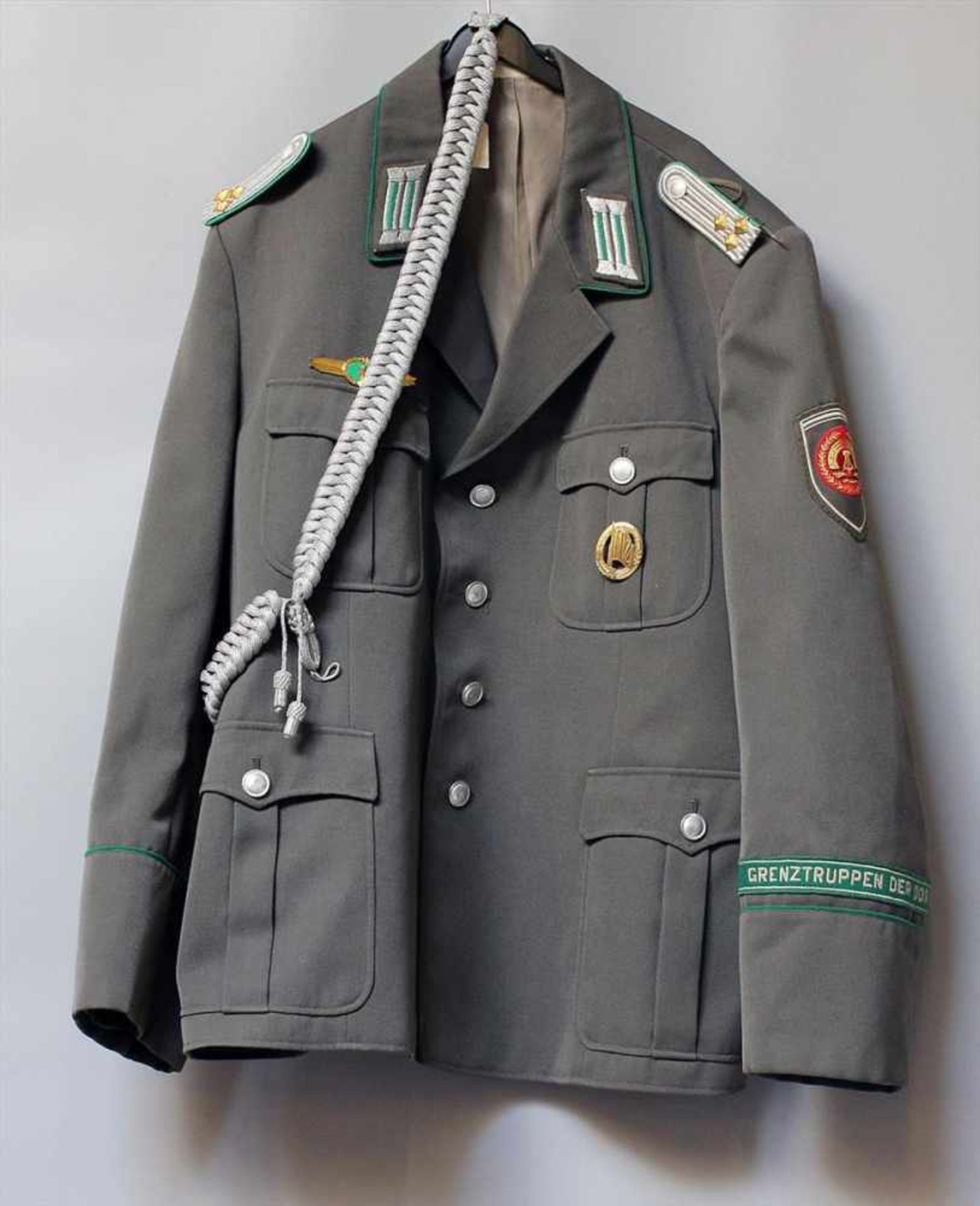 Jacke eines Oberleutnant der Grenztruppen, DDR.Mit Abzeichen und Fangschnur. Tragespuren.