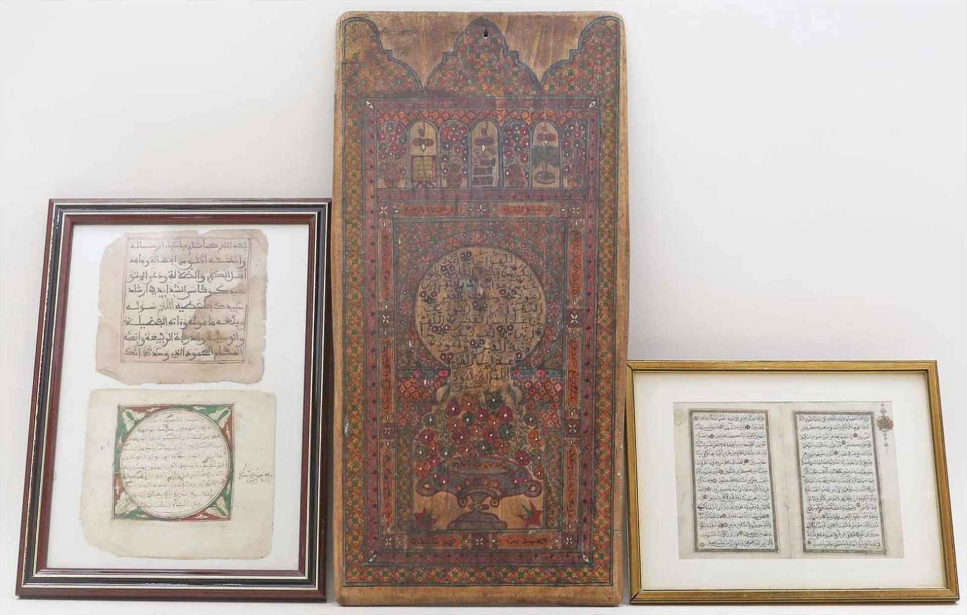 4 Buchseiten und Holztafel.Je mit arabischen Schriftzeichen sowie teils floraler Bemalung. 19./20.