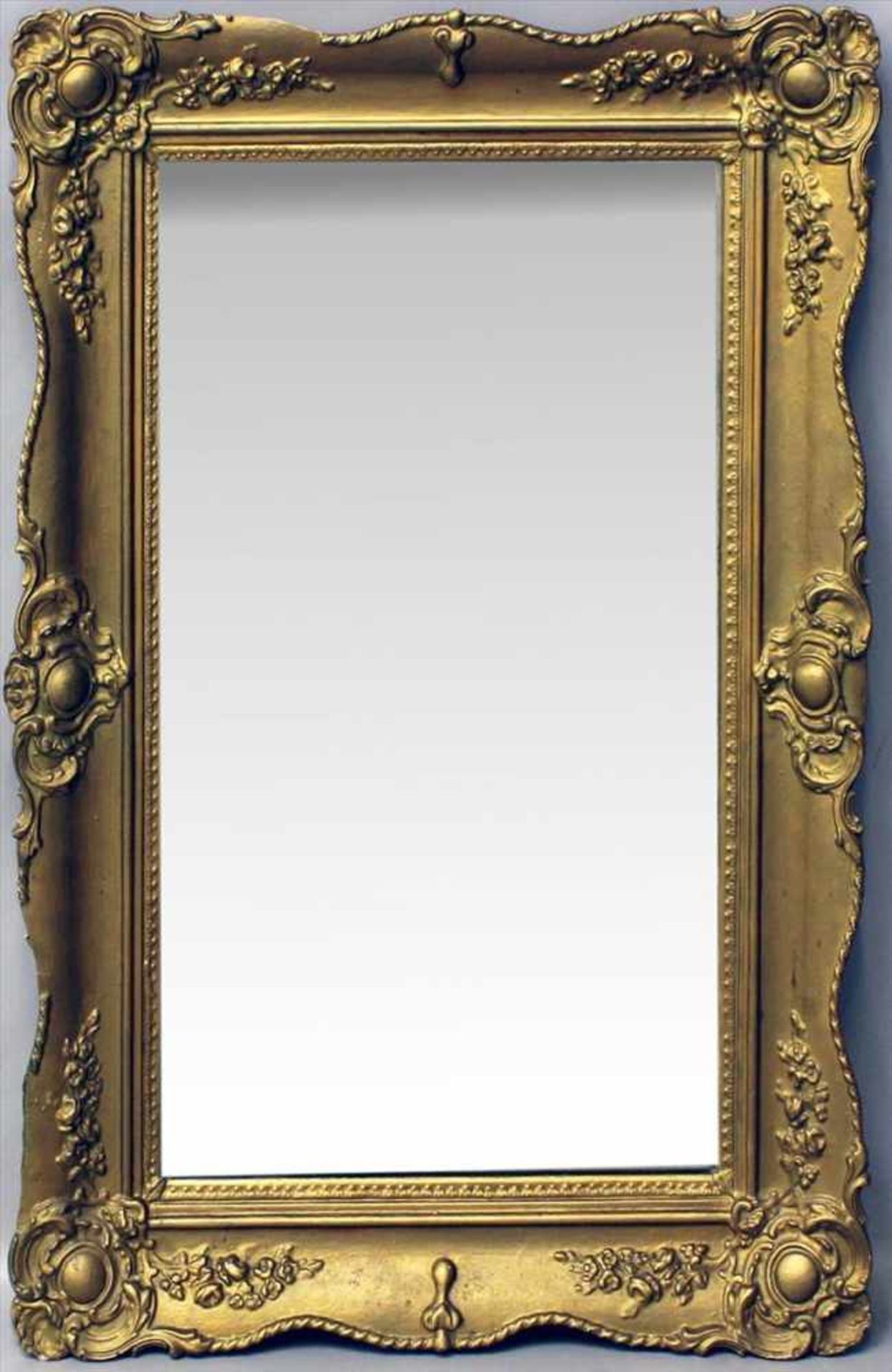 Wandspiegel mit Goldstuckrahmen.Holz und Stuck, goldgefasst (Fassung erneuert), altes Spiegelglas.