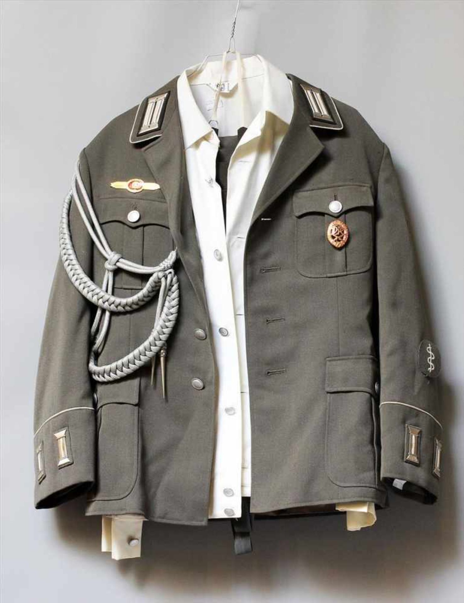 Jacke, Hemd und Hose eines Oberleutnant-Arztes, DDR.Mit Abzeichen und Krawatte. Tragespuren.