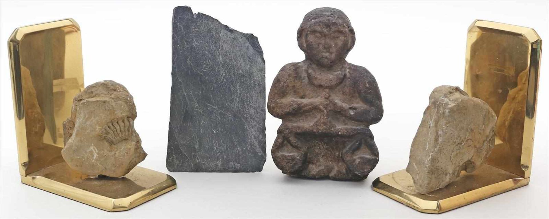 4 Raritäten:2 Buchstützen mit Fossilien, Schieferplatte und kleine Steinskulptur. Alters- und