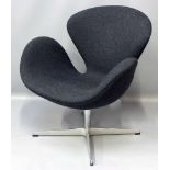 Jacobsen, Arne (1902 Kopenhagen 1971)Lounge-Sessel "Swan Chair". Fußkreuz aus Aluminium, drehbarer