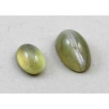 Zwei Chrysoberyll-Katzenaugen, zus. 2,74 ct.Ovale Cabochons in unterschiedlicher Größe.