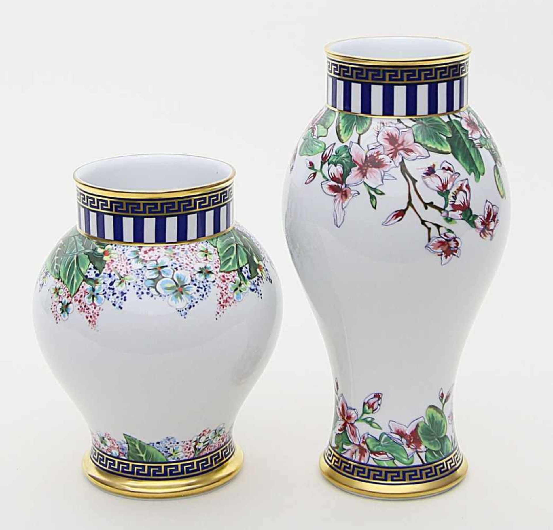 Versace, GianniZwei Vasen. Balusterform mit buntem Dekor "Wild Flora". Stempelmarke Rosenthal