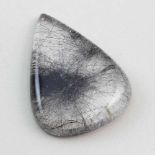 Großer Berkristall mit schwarzen Turmalinnadeln, 91,33 ct.Tropfenförmiges Cabochon. Oberfläche mit