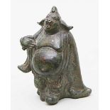 Skulptur eines Schweins.Bronze, patiniert. Als Mönch verkleideter Begleiter des Affenfürsten Sun