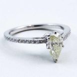 Diamantring.585/000 WG, brutto 2,7 g. Besetzt mit tropfenförmig facettiertem Diamant, 1,02 ct.,