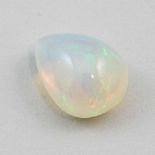 Weißer Opal, 5,55 ct.So genannter "Welo Opal". Tropfenförmiges Cabochon mit kräftigem Farbenspiel.