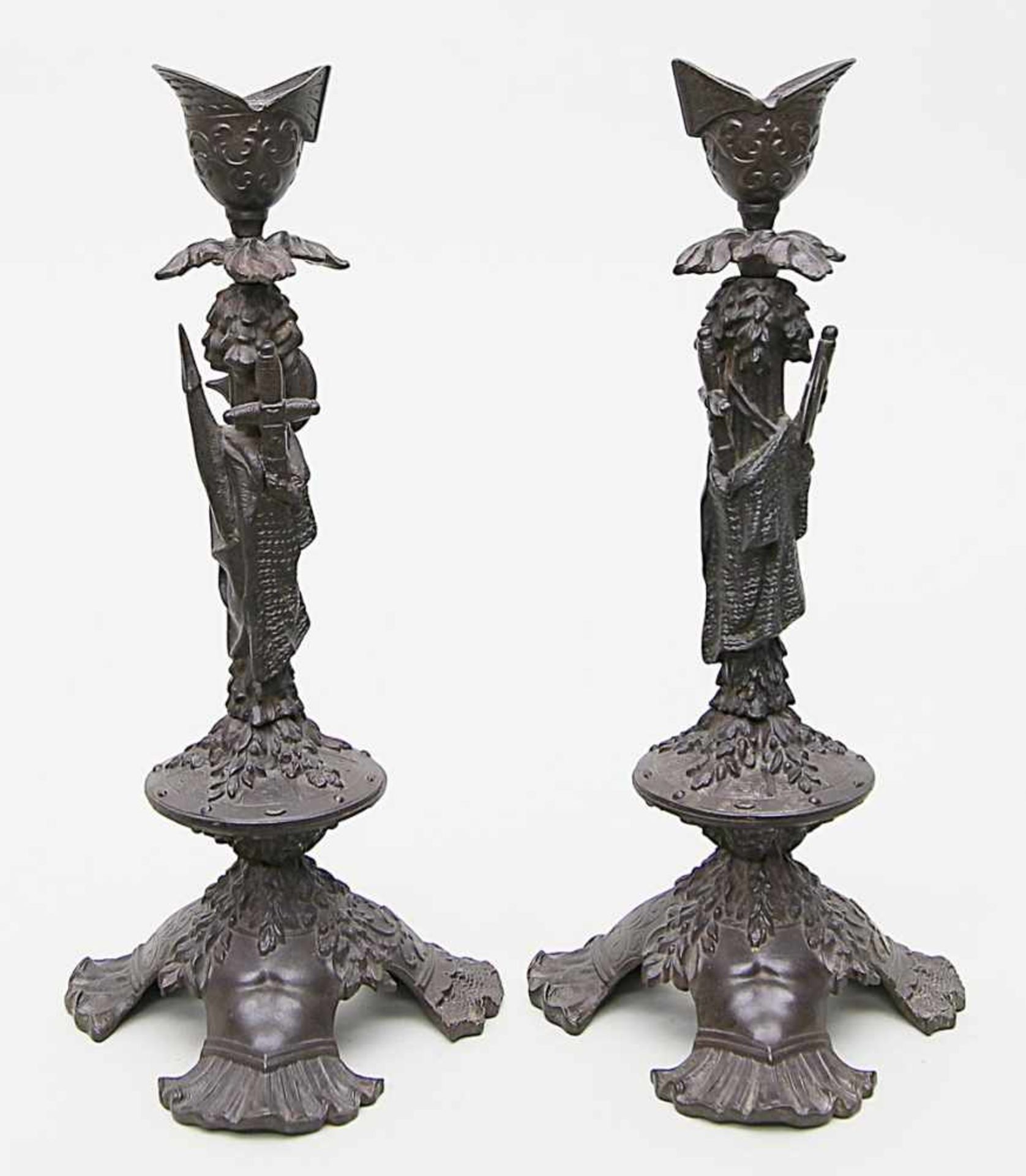 Paar ungewöhnliche Trophäen-Leuchter.Geschwärzter Eisenguss (aus mehreren Teilen verschraubt). Der