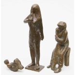 Monogrammist G.G. (20. Jh.)Drei Skulpturen: Stehender Mädchenakt, auf Rücken Liegende bzw. Paar.