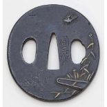 Tsuba.Eisen. Oval mit sparsamem Reliefdekor von Pflanzen und fliegendem Vogel in Silber, Kupfer