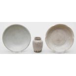 Zwei Schalen und kleine Vase.Porzellanartiges, helles bzw. dunkles Steinzeug. a) Gelappte Schale mit