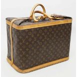 Reisetasche, Louis Vuitton.Braunes Monogram-Canvas mit Textilinnenfutter. Goldfarbene Hardware.
