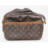 Messengertasche, Louis Vuitton.Monogram-Canvas mit Besatz aus Rindsleder. Außen Gebrauchsspuren,