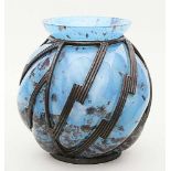 Art Deco-Vase.Eisengestell mit in Form geblasener Glasvase, gebuckelte Außenwandung. Farbloses