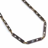 Lange Halskette.32 rechteckige Bronzeglieder, eingelegt mit weißen Emailblüten auf schwarzem -