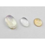 Drei so genannte "Wasseropale", zus. 2,81 ct.Ovale Cabochons. Nahezu wasserklar, mit Farbpunkten