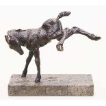 Sintenis, Reneé (1888 Glatz-Berlin 1965)"Ausschlagendes Pferdchen". Schwarz-braun patinierte Bronze.