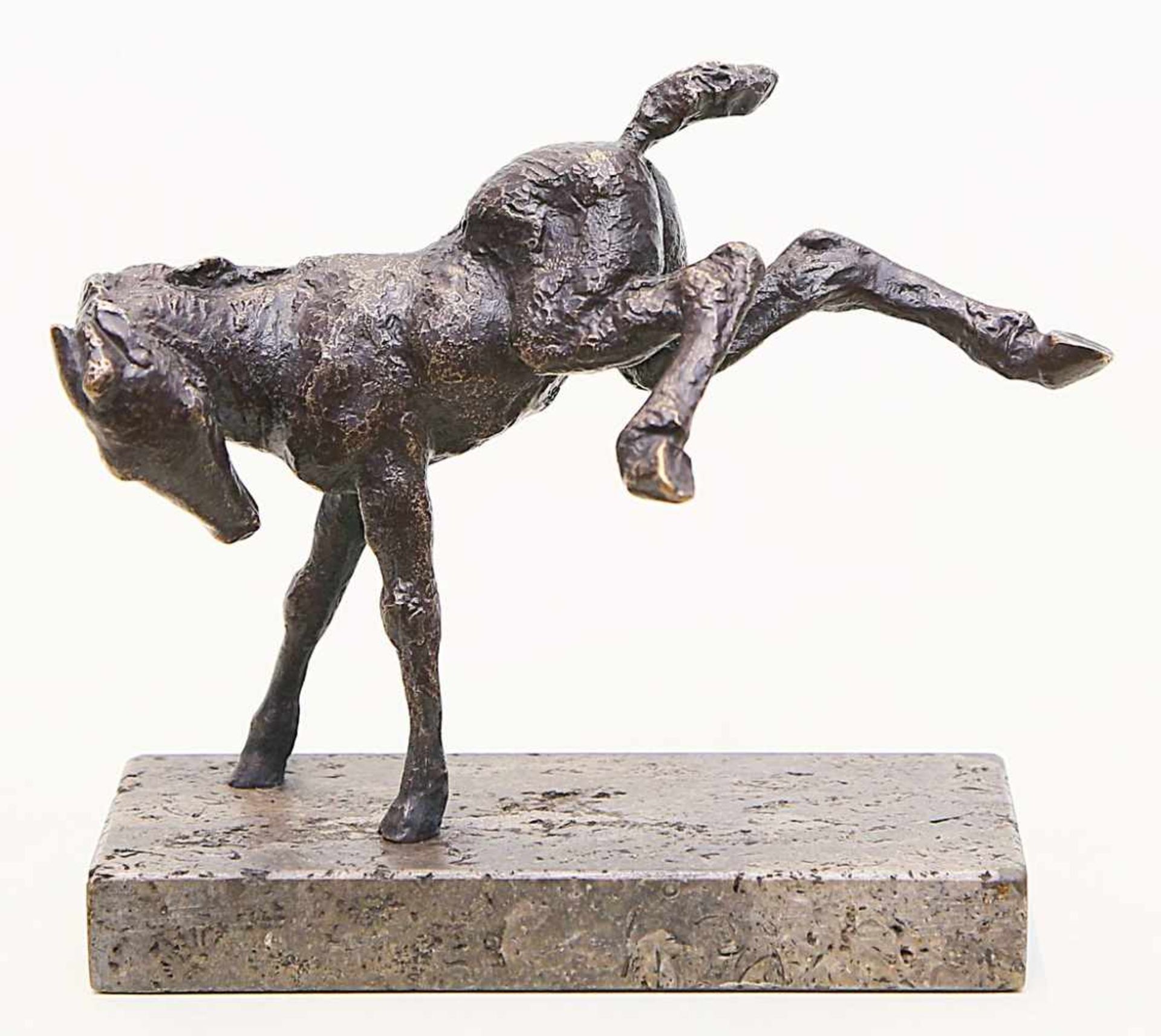 Sintenis, Reneé (1888 Glatz-Berlin 1965)"Ausschlagendes Pferdchen". Schwarz-braun patinierte Bronze.