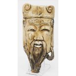 Konfuzius-Maske.Relief mit schöner Alterspatina. Gesicht des Konfuzius mit langem, wallenden Bart