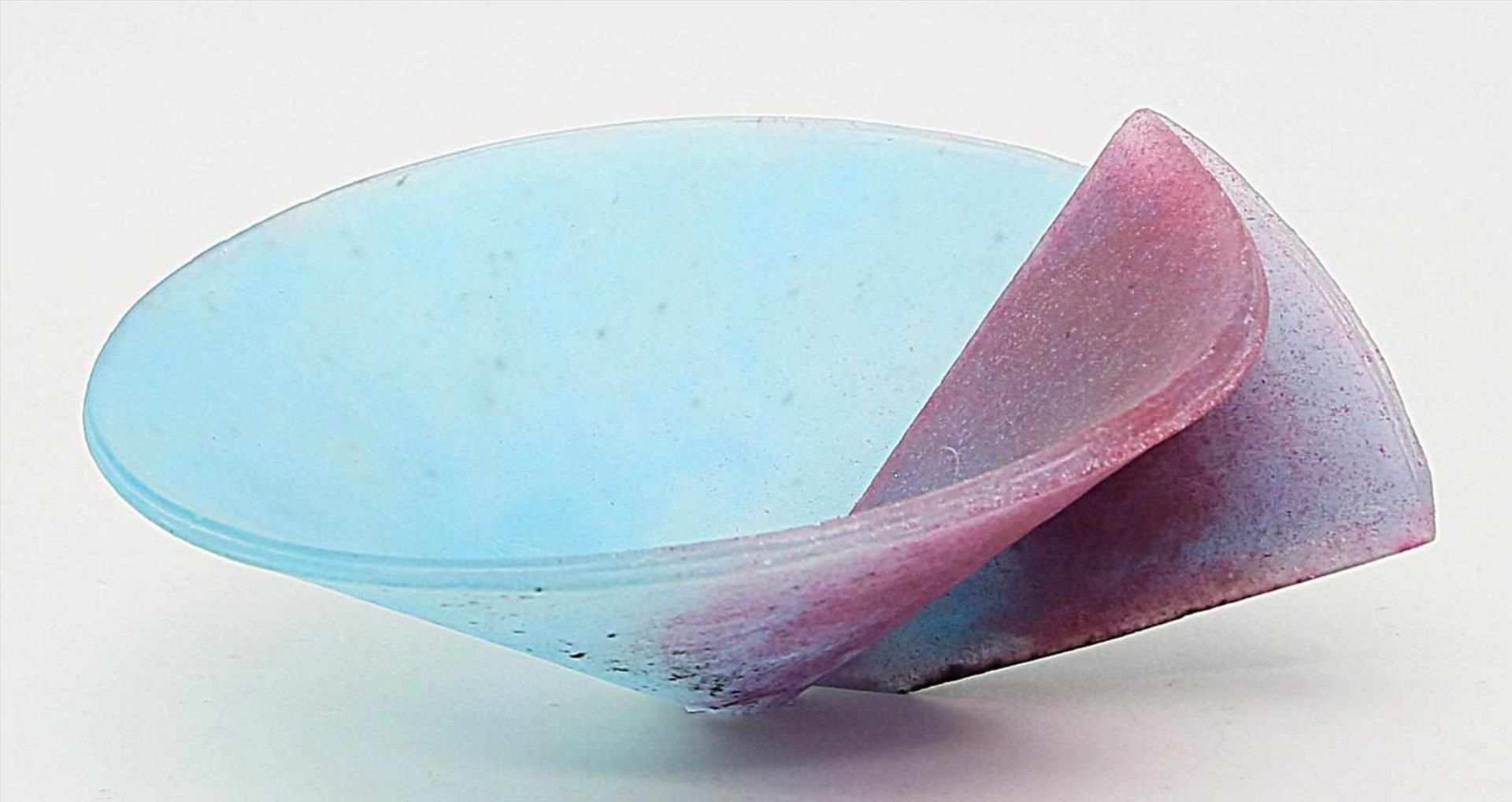 Clegg, Tessa (geb. 1945 London)Glasschale. "Pâte de verre" in Türkis und Violett. Boden mit