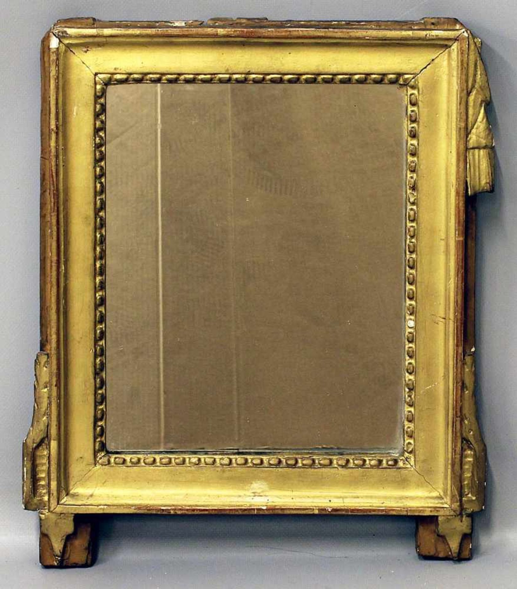 Fragment eines Regence-Spiegels (frühes 19. Jh.).Holz und Stuck, goldgefasst, inliegend Spiegelglas.