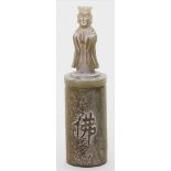 Miniatur-Reiseschrein mit Buddhabildnis aus Jade.Hellgrüne Jade, gering braun gewölkt und partiell