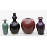 Vier monochrome Vasen.Porzellan. a) Vase mit so genannter "Maultierleber"-Glasur. Kugelige Form
