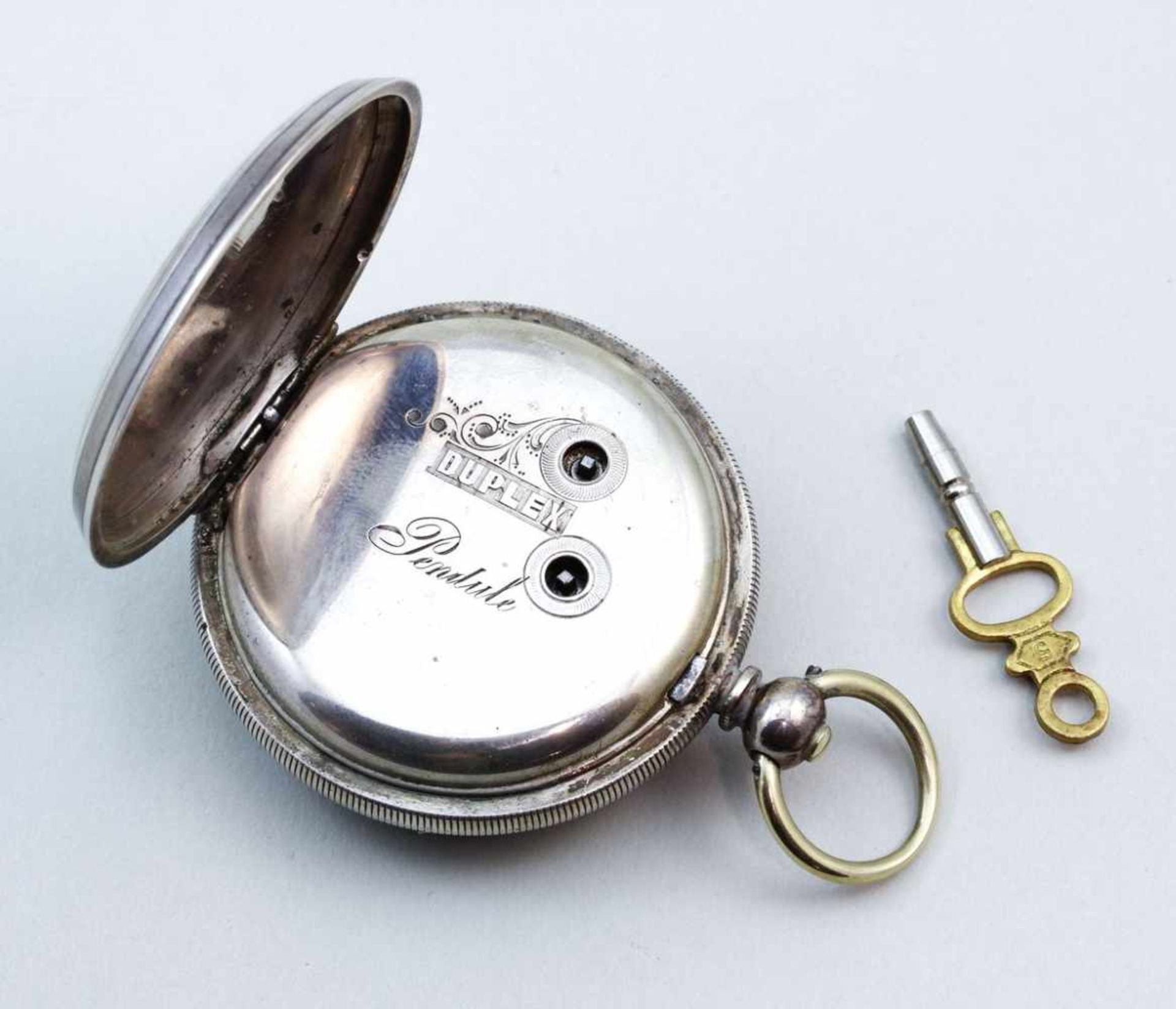 Schlüsseltaschenuhr mit "Automat".Fine Silver-Gehäuse mit guillochiertem Deckel und gravierter - Bild 2 aus 2