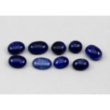 Neun blaue Kyanite, zus. 31,75 ct.Ovale bzw. zwei runde Cabochons. Verschiedene Farbnuancen,