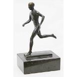 Becker, Ernest (1883 - 1978)Läufer. Bronze mit schwarz-brauner Patina (teils l. berieben). Auf