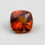 Hessonit (Granat), 0,97 ct.Im Kissenschliff. Intensive Madeira-Farbe. Beigegeben: Gemological