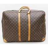 Koffer, Louis Vuitton.Braunes Monogram-Canvas mit braunen Lederbesätzen und -griff. Innen mit