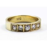 Diamant-Allianzring.585/000 GG, brutto 6,4 g. Besetzt mit fünf Diamanten im Altschliff, zus. ca. 0,