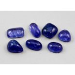 Sieben Tansanite, zus. knapp 40 ct.Unterschiedlich geformte Cabochons. Verschiedene violette