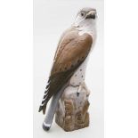 Skulptur eines "Falken".Bunte Unterglasurbemalung. Am naturalistischen Sockel monog. und dat. (19)