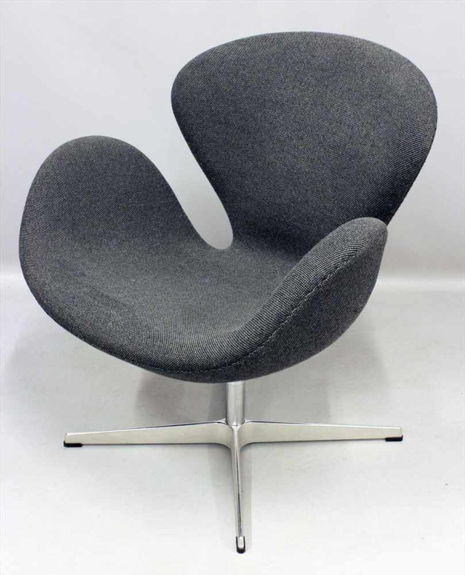 Jacobsen, Arne (1902 Kopenhagen 1971)Lounge-Sessel "Swan Chair". Fußkreuz aus Aluminium, drehbarer