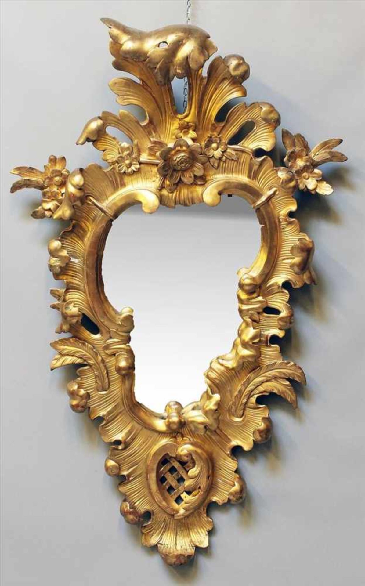 Spiegel im Rokokostil (19. Jh.).Holz, geschnitzt und Stuck, goldgefasst. Alterspuren,