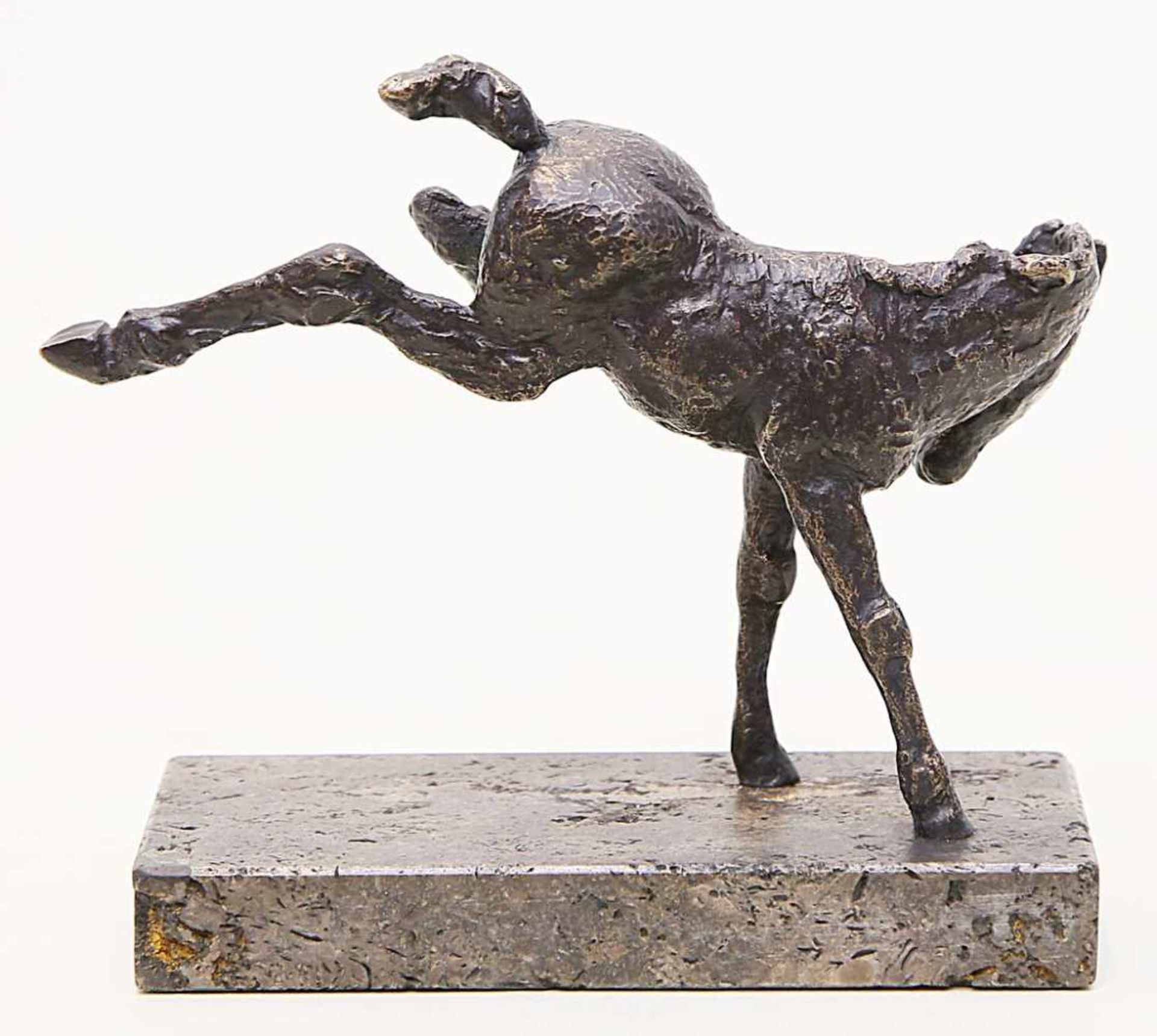 Sintenis, Reneé (1888 Glatz-Berlin 1965)"Ausschlagendes Pferdchen". Schwarz-braun patinierte Bronze. - Bild 2 aus 3